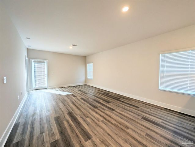 9907 Starling Dr, Pensacola, FL 32506