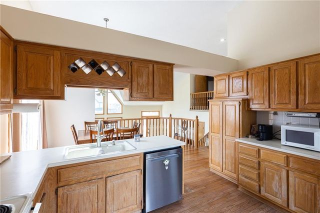 4711 Roundtree Court, Shawnee, KS 66226