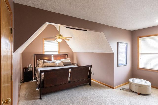 4711 Roundtree Court, Shawnee, KS 66226