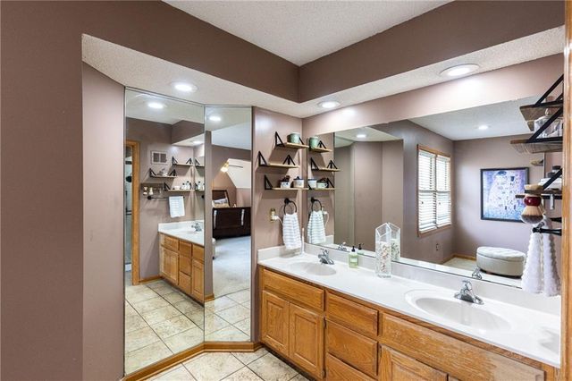 4711 Roundtree Court, Shawnee, KS 66226