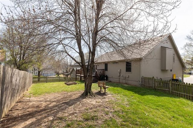 4711 Roundtree Court, Shawnee, KS 66226