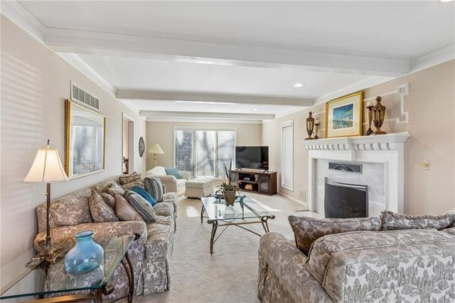 4433 NW Claymont Woods Drive, Gladstone, MO 64116