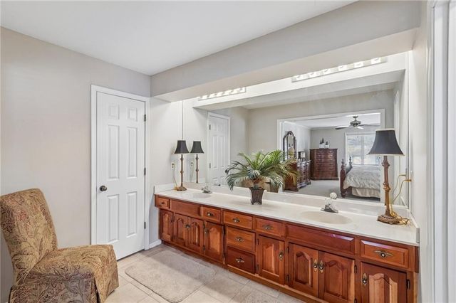 4433 NW Claymont Woods Drive, Gladstone, MO 64116