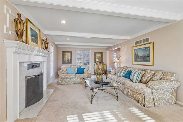 4433 NW Claymont Woods Drive, Gladstone, MO 64116