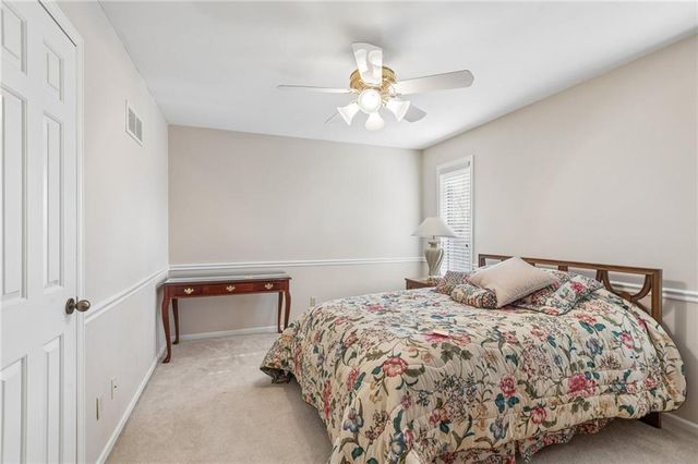 4433 NW Claymont Woods Drive, Gladstone, MO 64116