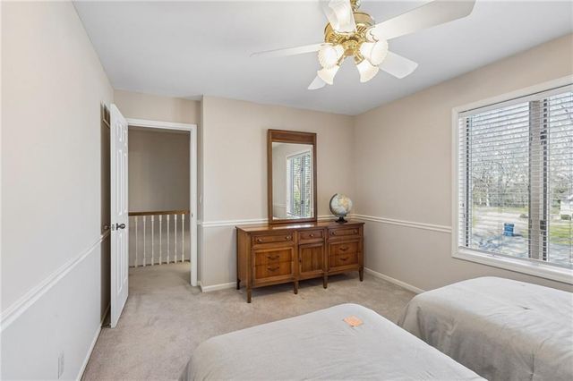 4433 NW Claymont Woods Drive, Gladstone, MO 64116