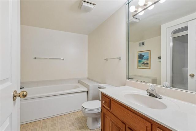 4433 NW Claymont Woods Drive, Gladstone, MO 64116