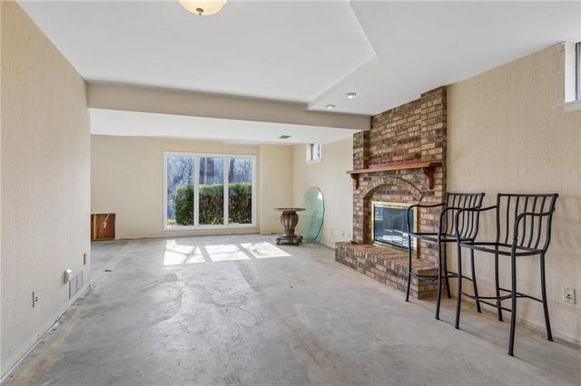 4433 NW Claymont Woods Drive, Gladstone, MO 64116