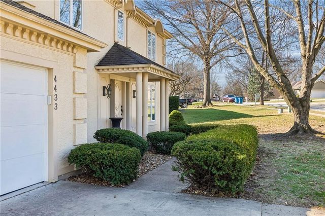 4433 NW Claymont Woods Drive, Gladstone, MO 64116