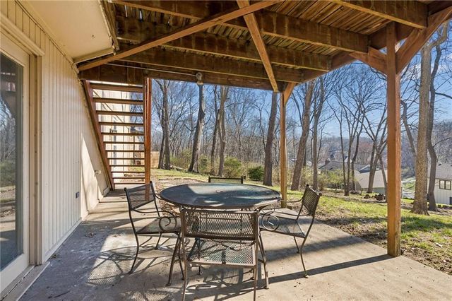 4433 NW Claymont Woods Drive, Gladstone, MO 64116