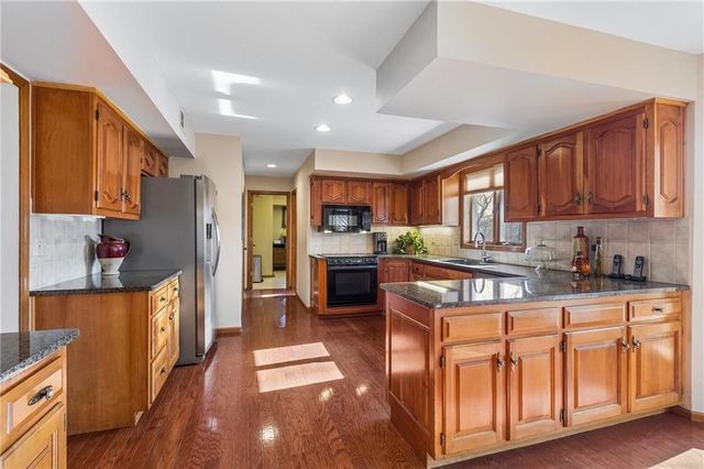 4433 NW Claymont Woods Drive, Gladstone, MO 64116