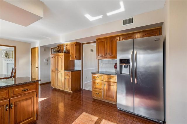 4433 NW Claymont Woods Drive, Gladstone, MO 64116