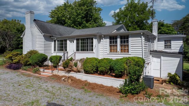 608 1st Street W, Conover, NC 28613