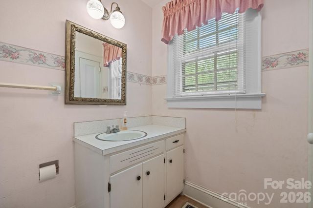 608 1st Street W, Conover, NC 28613