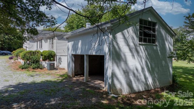 608 1st Street W, Conover, NC 28613