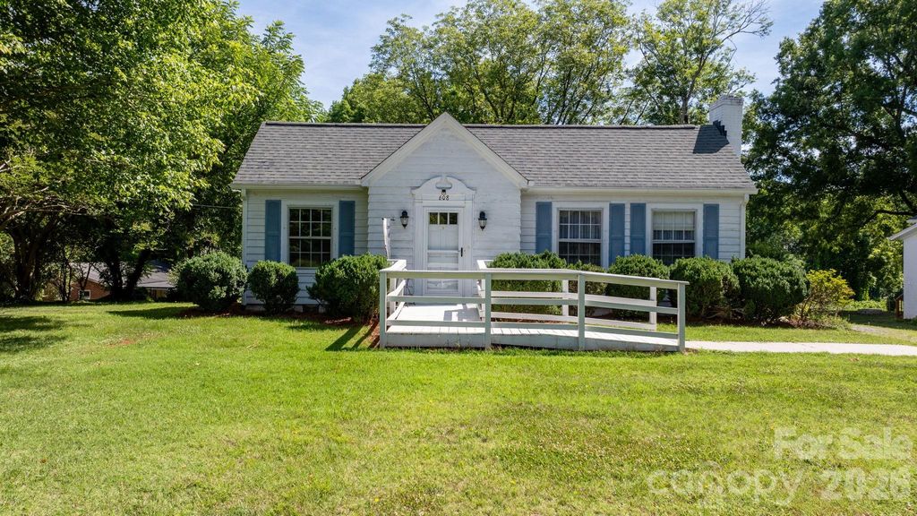 608 1st Street W, Conover, NC 28613