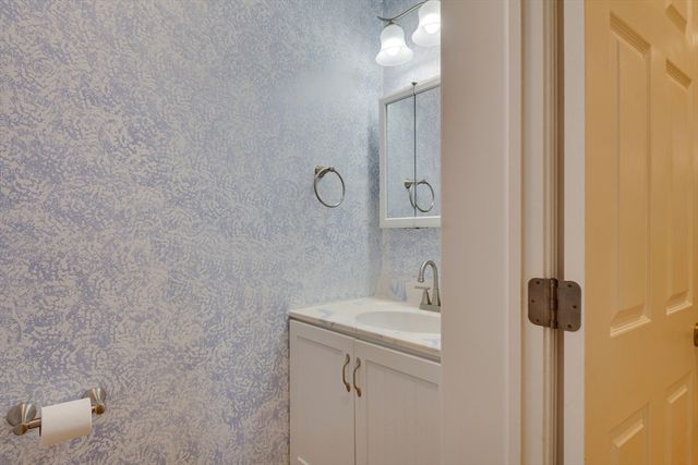 5 Bretton Rd, Dover, MA 02030