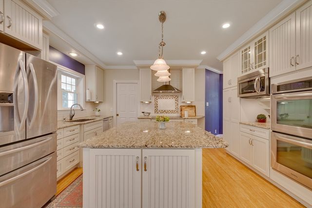 5 Bretton Rd, Dover, MA 02030