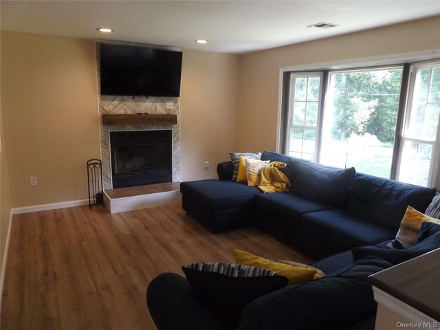 185 Ring Road, Hyde Park, NY 12578