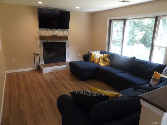 185 Ring Road, Hyde Park, NY 12578