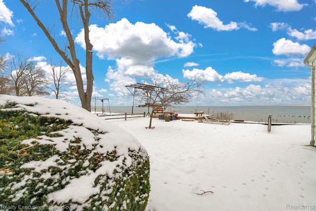 5430 Lakeshore Road, Fort Gratiot Charter Township, MI 48059