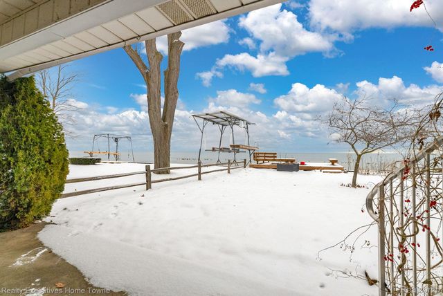 5430 Lakeshore Road, Fort Gratiot Charter Township, MI 48059