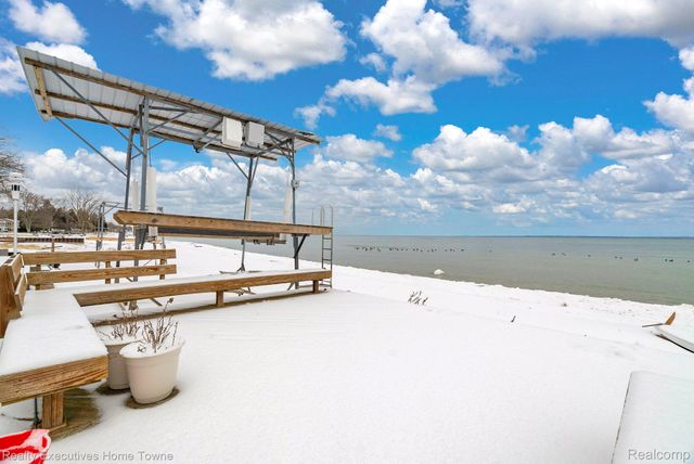 5430 Lakeshore Road, Fort Gratiot Charter Township, MI 48059