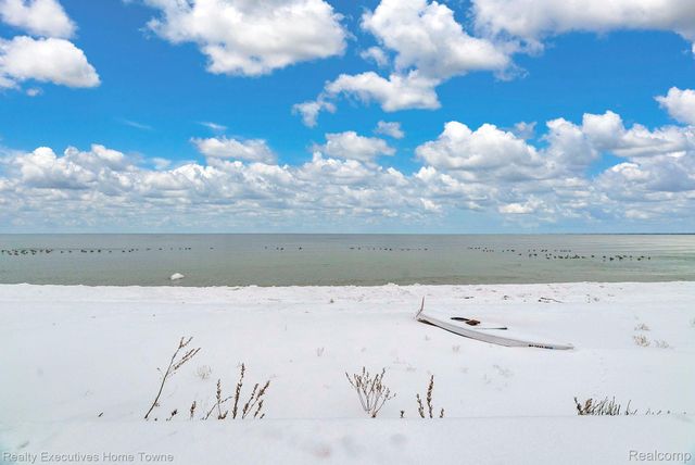 5430 Lakeshore Road, Fort Gratiot Charter Township, MI 48059