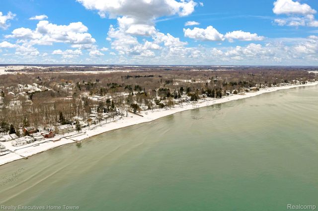 5430 Lakeshore Road, Fort Gratiot Charter Township, MI 48059