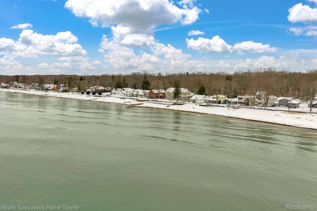 5430 Lakeshore Road, Fort Gratiot Charter Township, MI 48059