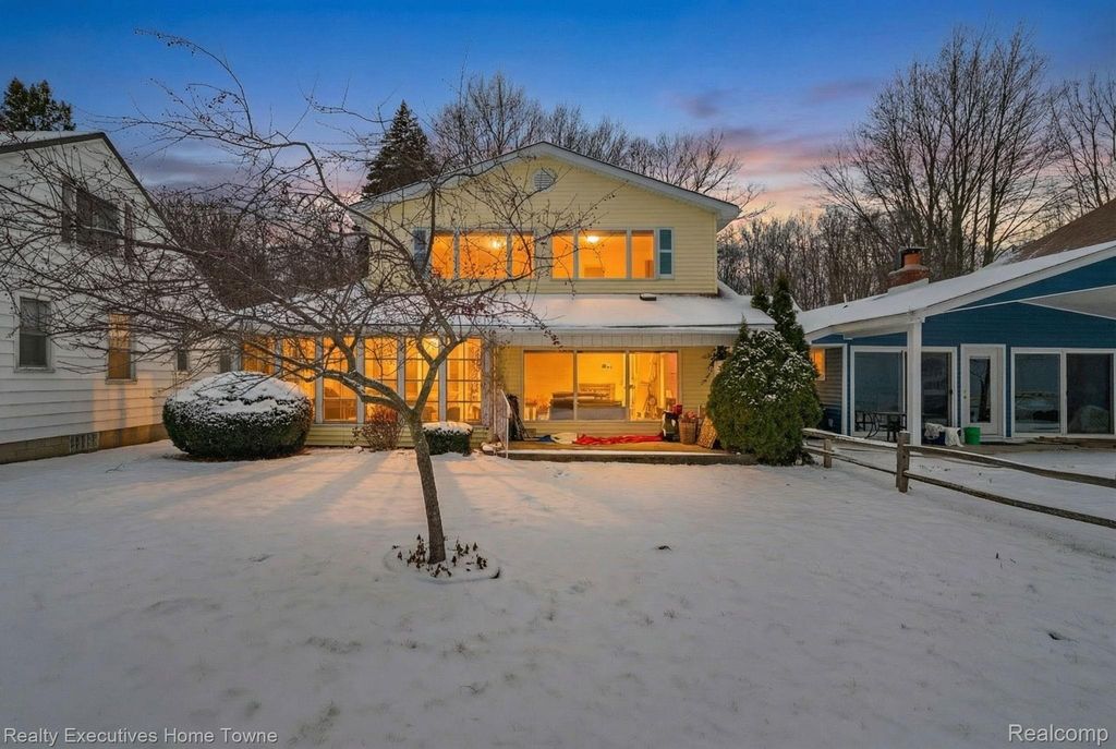 5430 Lakeshore Road, Fort Gratiot Charter Township, MI 48059