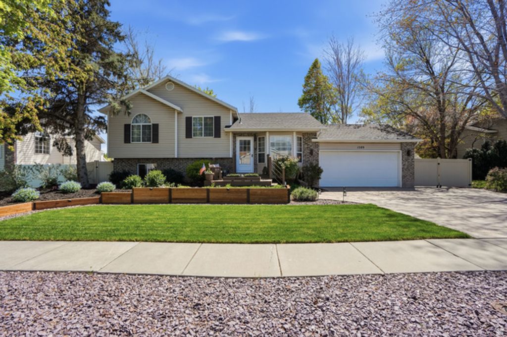 1589 W PLUM CREEK DR, West Jordan, UT 84088