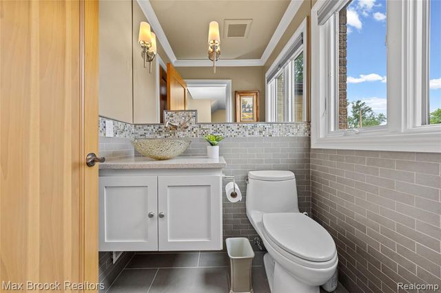 18341 Warwick Street, Beverly Hills, MI 48025