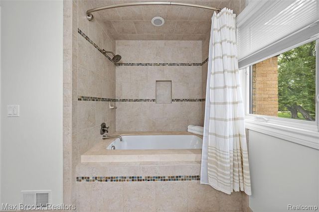 18341 Warwick Street, Beverly Hills, MI 48025