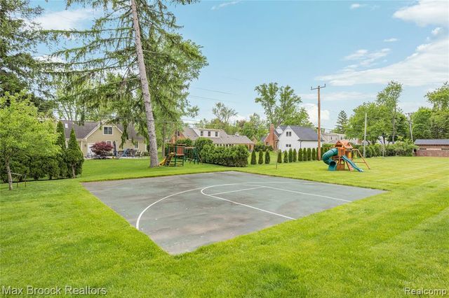 18341 Warwick Street, Beverly Hills, MI 48025