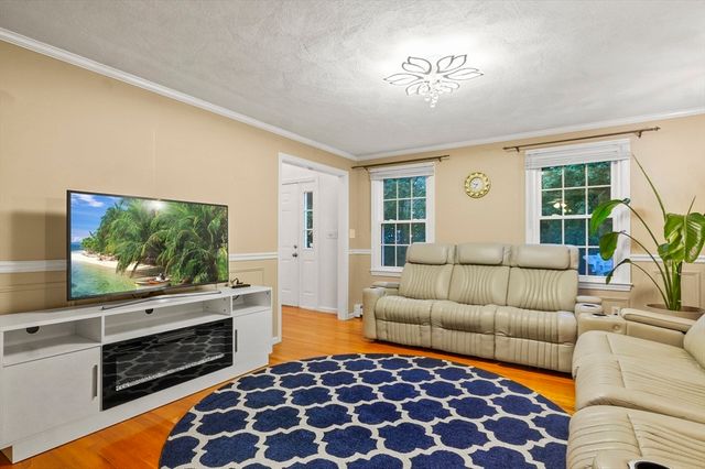 734 Lincoln St, Franklin, MA 02038