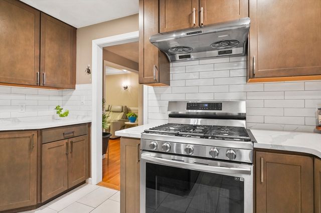 734 Lincoln St, Franklin, MA 02038
