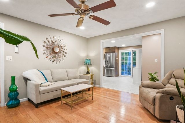 734 Lincoln St, Franklin, MA 02038
