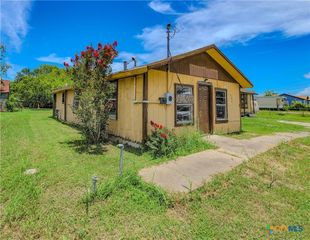 608 S Benavides Street, Port Lavaca, TX 77979