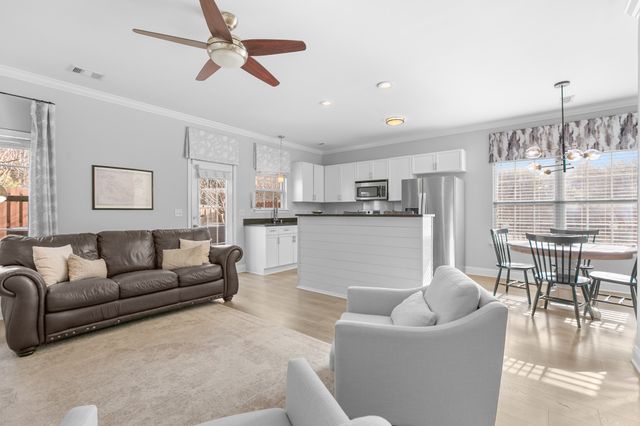 1040 Woodbury Falls Dr, Nashville, TN 37221