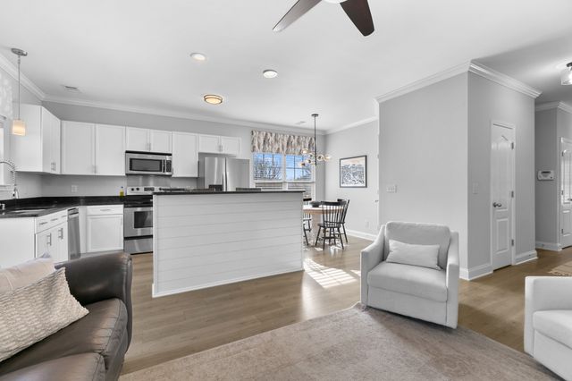 1040 Woodbury Falls Dr, Nashville, TN 37221