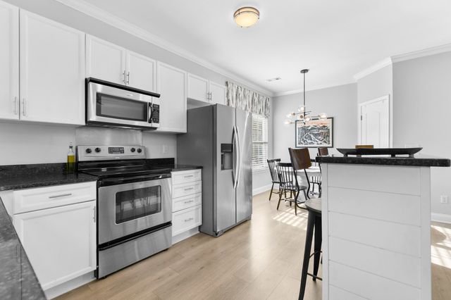 1040 Woodbury Falls Dr, Nashville, TN 37221