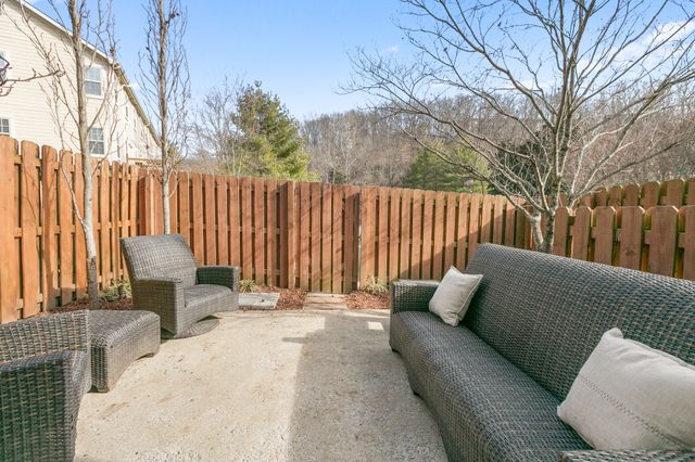 1040 Woodbury Falls Dr, Nashville, TN 37221