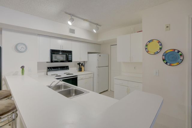 242 VILLAGE Boulevard 2205, Tequesta, FL 33469