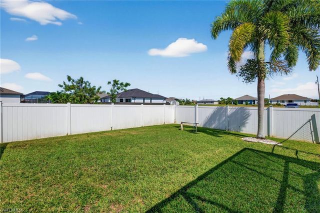 1633 NW 37th PL, Cape Coral, FL 33993