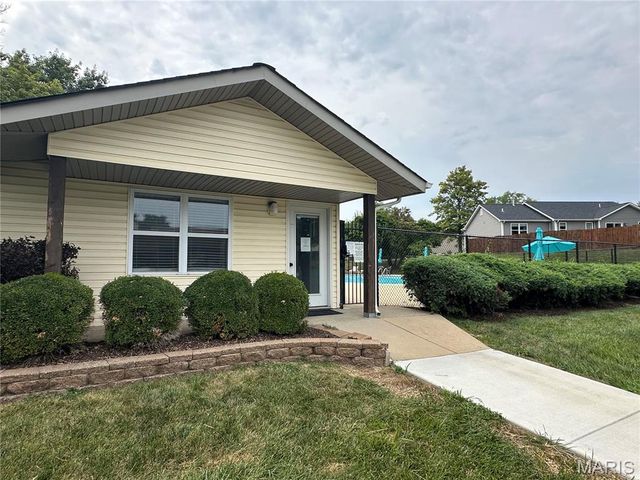 1620 Summergate Parkway B, St Charles, MO 63303