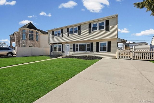 28 Candle Lane, Levittown, NY 11756