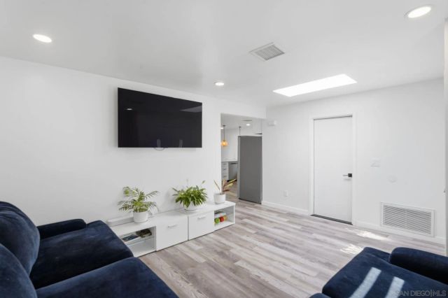 7742 Shorewood Dr, San Diego, CA 92114