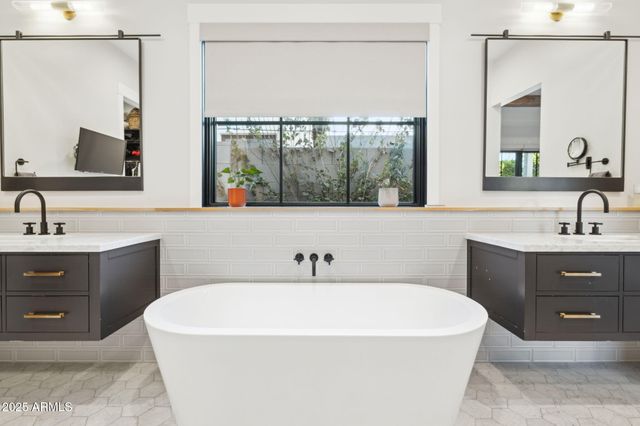 3530 E GLENROSA Avenue, Phoenix, AZ 85018