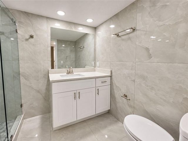 700 Valley Stream DR 303, Naples, FL 34113
